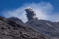 Magische Anden – Der Sabancaya mit seinen 5.976 Metern Höhe ist einer der aktivsten Vulkane Perus.