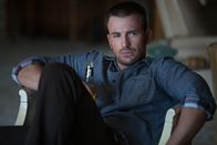 Playing It Cool – Ein hedonistischer Drehbuchautor, der vor Frauen flieht, sobald diese ihm ihre Liebe gestehen, bekommt den Auftrag, ein Drehbuch für eine romantische Komödie zu schreiben. Da ihm selbst die Erfahrung in Sachen Liebe fehlt, begibt ER (Chris Evans) sich auf Recherche...