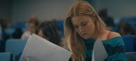 The Club – Charlie (Roos Dickmann) ist schockiert: Wegen der Behandlungen in der Kinderwunschklinik hat sie ihr Studium vernachlässigt und droht bei einer wichtigen Klausur zu scheitern.