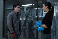 The Passage - Das Erwachen – Lawrence Grey (Jason Fuchs, l.); Dr. Lila Kyle (Emmanuelle Chriqui, r.)