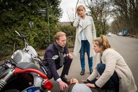 Notruf Hafenkante – Karin (Anne Kasprik, 2.v.r.) und Burkhard Breiholdt (Oliver Stritzel, l.) kümmern sich um Fabian (Gordon Kämmerer, 2.v.l.), der mit seinem Motorrad gestürzt ist, als er zu Maren (Henriette Nagel, r.) wollte.