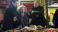 Law & Order: Special Victims Unit – Nick Amaro (Danny Pino, l.) und Odafin "Fin" Tutuola (Ice-T, r.) nehmen einen Verdächtigen, den Produzenten Pearson (Mark Boone Junior), fest. Hat er wehrlose Kinder für pornografische Zwecke missbraucht?