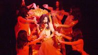 True Stories: Conchita: Unstoppable – Conchita performt mit Tänzerinnen des Crazy Horse „Rise Like a Phoenix“.