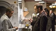 Elementary – Ermitteln im Mordfall des Geschäftsführers eines Nobelhotels: Sherlock Holmes (Jonny Lee Miller, r.) und Marcus (Jon Michael Hill, l.) ...