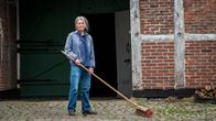 Altes Land - Ankommen – Vera Eckhoff (Iris Berben) hat neben ihrer Zahnarztpraxis im Dorf immer auch die nötigen Dinge auf dem Hof erledigt.