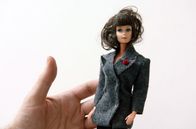 Martin Margiela - Mythos der Mode – Martin Margiela zeigt eine Barbiepuppe mit YSL-Jackett, welches er für sie entworfen hat.