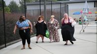 Durch dick und dünn – Meghan, Tina, Ashely, and Vannessa arrive for a day at the waterpark.