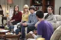 The Big Bang Theory – Das Beziehungsaus zwischen Amy (Mayim Bialik, l.) und Sheldon (Jim Parsons, r.) schafft eine angespannte Stimmung in der Gruppe. Bernadette (Melissa Rauch, 2.v.l.), Howard (Simon Helberg, 3.v.l.) und Stuart (Kevin Sussman, 2.v.r.) wissen nicht so Recht wie sie reagieren sollen ...