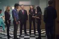 Scorpion – Nachdem Sylvester aus Versehen eine Bombe explodieren lässt, müssen Paige (Katharine McPhee, l.), Walter (Elyes Gabel, 2.v.l.), Cabe (Robert Patrick, 3.v.l.), Simone (Karolina Wydra, 3.v.r.) und Happy (Jadyn Wong, 2.v.r.) den Bombenleger finden. Während Sylvesters Leben am seidenen Faden hängt ...