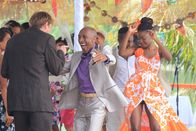 Death in Paradise – Dwayne Myers (Danny John-Jules) tanzt ausgelassen auf J.P.s Hochzeit.