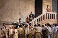 Ponchiellis "La Gioconda" in Neapel (ARTE) – Ein Trio der absoluten Weltspitze für Amilcare Ponchiellis Operndrama über la Gioconda (Anna Netrebko, 3.v.r. auf der Treppe), Barnaba (Ludovic Tézier, 2.v.r. auf Treppe) und Enzo (Jonas Kaufmann, 5.v.r. auf der Treppe)