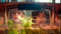 Saïd und Anna – Aus ihrem Versteck beobachten Saïd und Anna den Hamster.