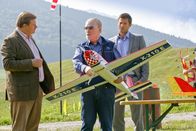 Die Rosenheim-Cops – Dass Moritz Hamm (Friedrich Schilha, m.) im Streit einen Vogelschützer erdrosselt hat, trauen Hartl (Michael A. Grimm, l.) und Hansen (Igor Jeftic, r.) dem Modellflieger zu.