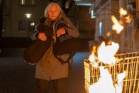 Aktenzeichen XY ... ungelöst – Eine Obdachlose wacht nachts auf - ihr Zelt brennt. Ein Fremder hat den Brand gelegt. Doch wer ist der Mann?