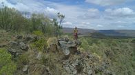 Extreme Survival mit Hazen Audel: Safari durch das Rift Valley – Hazen Audel steht am Rande einer Klippe und blickt über das Tal. (National Geographic für Disney)