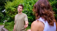 Sturm der Liebe – Olivia (Soraya Bouabsa, r.) kann sich keinen Reim auf Massimos (Philip Birnstiel, l.) Verhalten machen.