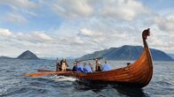 Maritimes Erbe – Wikingerschiff von Arne Tunheim, mit Crew vor der Insel Godoya.