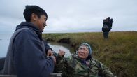 Alaska - Eisige Tradition – Sonna Boy mit seiner Großmutter, Teresa Pingayak, im Fischcamp ihrer Familie. (National Geographic für Disney)