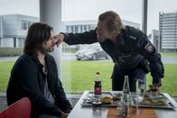 Der letzte Bulle – Als Mick (Henning Baum, r.) erfährt, dass sein ehemaliger Kollege Holger Brawitsch (Mišel Mati?evi?, l.) Andrea partout aus dem Amt jagen will, wird ihm klar, dass hier ein ganz großes Ding läuft ...; Als Mick (Henning Baum, r.) erfÃ¤hrt, dass sein ehemaliger Kollege Holger Brawitsch (MiÅ¡el Mati?evi?, l.) Andrea partout aus dem Amt jagen will, wird ihm klar, dass hier ein ganz groÃŸes Ding lÃ¤uft ...