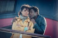 It's a Sin – Jill (Lydia West) und Roscoe (Omari Douglas) können die Ungewissheit über ihren Freund nicht mehr ertragen. Daher fassen die beiden einen Entschluss.