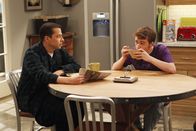 Two and a Half Men – Jake (Angus T. Jones, r.) und Eldridge sind davon überzeugt, dass sie Zwillinge werden, sollten Alan (Jon Cryer, l.) und Lyndsey heiraten ...