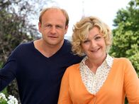 Der Schwarzwaldhof – SWR Fernsehen DER SCHWARZWALDHOF Uhr. Frisch verliebt: Sebastian (Oliver Stokowski) und Veronika (Saskia Vester).