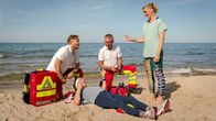 Praxis mit Meerblick – Ein Jogger Jogger (Thomas Rudnick, liegend) liegt flach: Nora (Tanja Wedhorn, re.) und Lars (Bo Hansen, li.) im Einsatz.