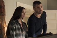Mysterious Mermaids – Ryn (Eline Powell, l.); Ben (Alex Roe, r.)