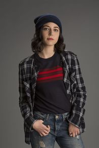 Bull – (1. Staffel) - Hackerin Cable McCrory (Annabelle Attanasio) ist in Bulls Team für die Beschaffung von Cyber-Informationen über Menschen verantwortlich und ein wahres Genie ...