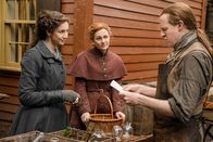 Outlander - Die Highland-Saga – (v.li.): Caitriona Balfe (Claire Randall Fraser), Sophie Skelton (Brianna), Anthony Bowers (Glasbläser).