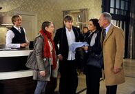 Rote Rosen – ARD ROTE ROSEN FOLGE 1202 Uhr im ERSTEN. Familie Winter - Susann (Elisabeth Lanz, 2.v.r.), Roman (Johannes Terne, r.) und deren Kinder Fenja (Carola Schnell, 2.v.l. mit Tobias Rosen, l.) und Lars (Peter Foyse, M.) treffen im "Drei Könige" ein.