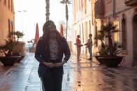 Simple – In den frühen Morgenstunden begibt sich die übermüdete und unter dem Einfluss von Cannabis stehende Marga (Natalia de Molina) auf den Heimweg.