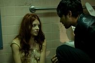 Kaboom – Für Filmstudent Smith (Thomas Dekker, r.) wird ein immer wiederkehrender Traum, in dem eine rothaarigen junge Frau (Nicole LaLiberte, l.) vorkommt, zum Alptraum ...