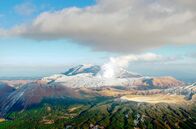Japan von oben – Der Berg Aso auf der Insel Kyushu ist ein aktiver Vulkan der Superlative. Seine Caldera hat einen Durchmesser von bis zu 25 Kilometern.