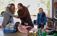 In aller Freundschaft – Dr. Kai Hoffmann (Julian Weigend, mi.) wurde von dem kleinen Nik Weißhaupt (Ole Hermann, re.) verzweifelt zu Hilfe gerufen. Seine Schwester Nora (Josefine Naya Kind, liegend) ist verunglückt. Als Kai den Krankenwagen bereits informiert hat und Nora erstversorgt, kommt plötzlich die Mutter der beiden (Tessa Mittelstaedt, li.) panisch dazu. Carolin Weißhaupt ist eindeutig betrunken und Kai hat alle Hände voll zu tun, sie von ihrer schwer verletzten Tochter fern zu halten.