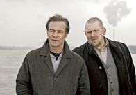 Tatort – WDR Fernsehen TATORT: Pechmarie, Buch Stefan Cantz und Jan Hinter, Regie Hendrik Handloegten Uhr. Die Leiche einer Frau wurde am Rheinufer gefunden. Die Kommissare Max Ballauf (Klaus J. Behrendt) und Freddy Schenk (Dietmar Bär, r) sind zum Fundort gerufen worden.