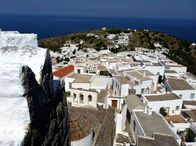 Griechenland - Von Insel zu Insel – Vom Kloster auf Patmos – dem Evangelisten Johannes gewidmet, der hier in einer Grotte die Apokalypse geschrieben haben soll – hat man einen guten Überblick über die ganze Insel.