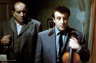 Ladykillers – Harry (Peter Sellers, re.) und „Pfannkuchen“ (Danny Green, li.) gehören auch zu der Gruppe von Halunken, die vorgeben, Musiker zu sein.