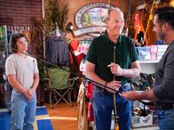 Young Sheldon – (v.li.) Montana Jordan (George Cooper Jr.), Craig T. Nelson (Coach Dale).