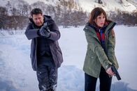 Schwarz wie Schnee – Constance Vivier (Clémentine Poidatz) und Andreas Meyer (Laurent Gerra) haben es mit einem gefährlichen Serienkiller zu tun.
