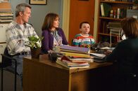 The Middle – NELLA FOTO, DA SINISTRA: NEIL FLYNN (MIKE HECK), PATRICIA HEATON (FRANKIE HECK), ATTICUS SHAFFER (BRICK HECK). DI SPALLE: RACHEL DRATCH (DIRETTRICE BAKER)