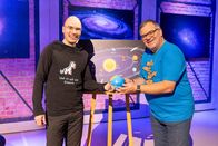 1, 2 oder 3 – Astronom Mathias Jäger (l.) erforscht das Universum. Und welche besonderen Wege es dort gibt, berichtet er Elton (r.) bei "1, 2 oder 3"!