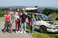 Zimmer mit Stall – Urlaubsgäste aus Berlin: Janine Brieschke (Anna Thalbach, li.) mit ihren Kindern Mandy (Leni Erceg, r.), Patrick (Emil Pai Pötschkle) und Tanja (Rebecca Kleineidam) sowie ihrem Lebensabschnittsgefährten „Zecke“ Axel (Gerdy Zint).