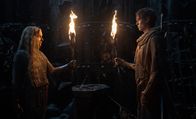 Der Herr der Ringe: Die Ringe der Macht – Als Galadriel (Morfydd Clark) die Suche nach Sauron fortsetzen will, verweigert ihr Thondir (Fabian McCallum) die Gefolgschaft.