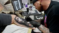 Tattoo: Edition Engelhard – Prozess der Herstellung einer Tätowierung.