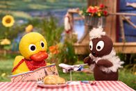 Unser Sandmännchen – Pittiplatsch will Schnattchen beeindrucken und behauptet, dass sein Cousin Pilot sei.