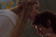 Der Herr der Ringe - Die Gefährten – Endlich erreicht Frodo (Elijah Wood, r.) das Elbenreich, das von Galadriel (Cate Blanchett, l.) regiert wird ...