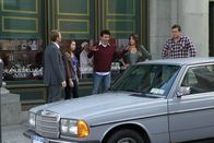 How I Met Your Mother – Als Marshall eine SMS von einem Bekannten erhält, und dieser ihm mitteilt, dass Woody Allen in einem Steakhouse in Downtown sitzt, beschließen die Freunde, ein Wettrennen dorthin zu machen: Ted (Josh Radnor, M.), Marshall (Jason Segel, r.), Barney (Neil Patrick Harris, l.), Lily (Alyson Hannigan, 2.v.l.) und Robin (Cobie Smulders, 2.v.r.) ...
