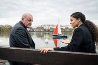 Wilsberg – Wilsberg (Leonard Lansink) vermutet, dass Dr. Tessa Tilkers (Patricia Meeden) Mandant per Computerhack Daten aus einem Lebensmittellabor entwendet hat. Diesen Verdacht streitet Tessa jedoch vehement ab.