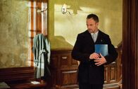 Elementary – Nachdem Sherlock Holmes (Jonny Lee Miller) erfahren hat, dass sein Bruder Mycroft für den britischen Geheimdienst arbeitet, warten weitere Überraschungen auf ihn: Mycrofts Vorgesetzter will, dass auch Sherlock für ihn arbeitet - als Gegenleistung für Watsons Befreiung ...